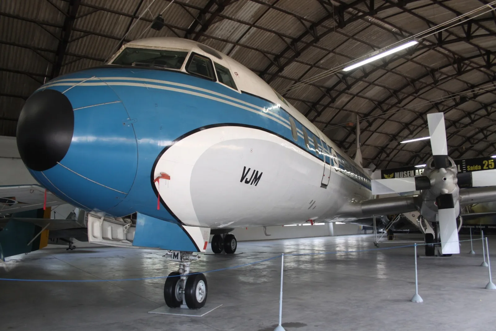 Nariz do Lockheed Electra PP-VJM, com pintura azul e branca da Varig, dentro de um hangar do museu