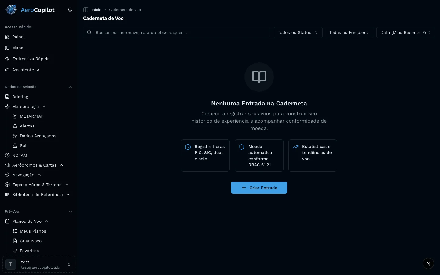 Diário de bordo digital no AeroCopilot com lista de entradas de voo, horas totais e registros de PIC, SIC e instrução