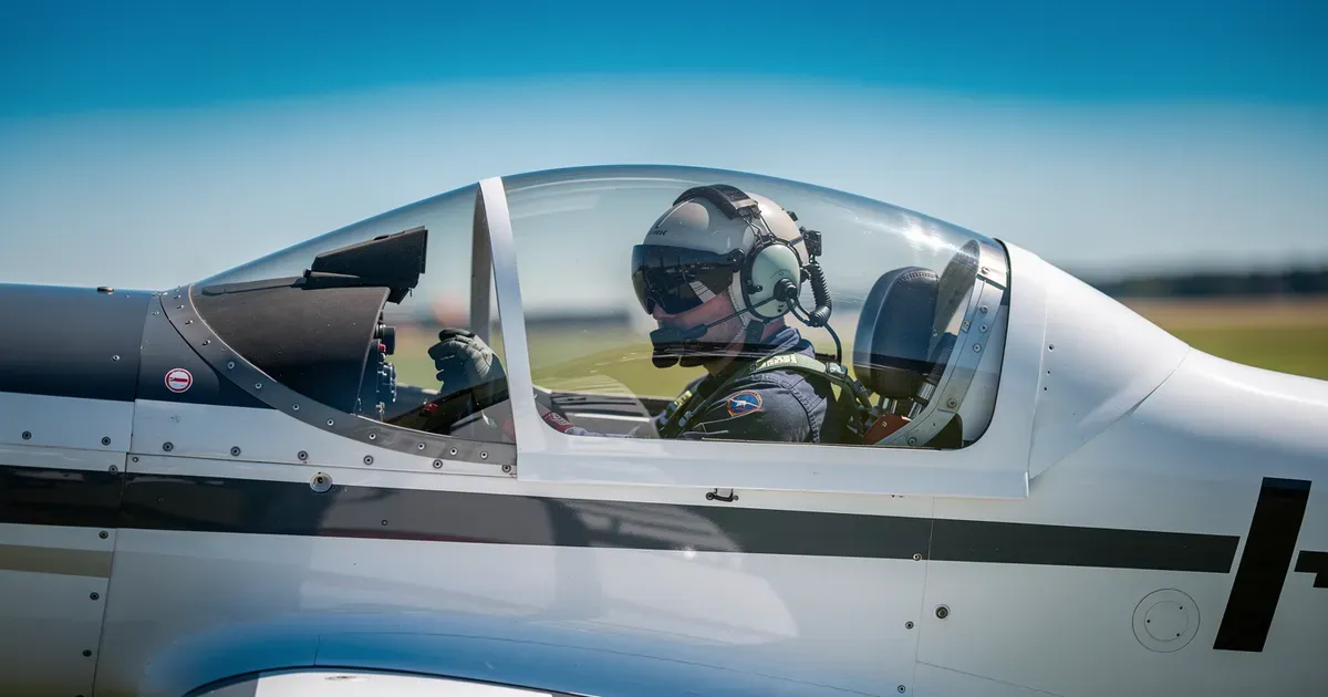 Imagem de capa: Extra NG: FAA Exige Novo Placard de Canopy em Voo